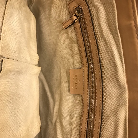 Lovely and Luxurious Vintage GUCCI Crossbody Bag - Picture 4 of 8